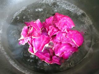 2、小熊奶酪包饭趣味便当,紫甘蓝撕大片，开水焯烫后过滤去粗渣