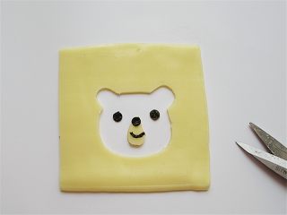 5、小熊奶酪包饭趣味便当,奶酪片用小刀画出一个小熊的头部、海苔剪出眼睛等