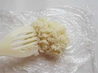 6、小熊奶酪包饭趣味便当,温热米饭放在双层保鲜膜上摊平