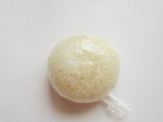 7、小熊奶酪包饭趣味便当,拧起来团成一个扁扁的球形