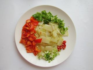 8、小熊奶酪包饭趣味便当,土豆切片、彩椒备好