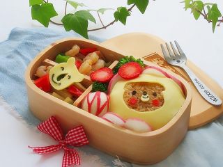 15、小熊奶酪包饭趣味便当,放上奶酪片装饰成小熊的头部，完成啦！