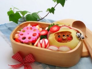 16、小熊奶酪包饭趣味便当,藕花也可以放在上面做装饰，也很好看的
