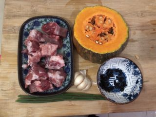 1、南瓜蒸排骨,准备食材