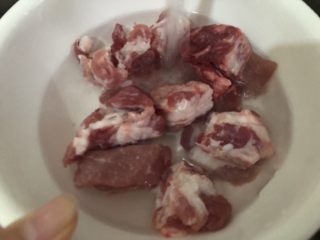 2、南瓜蒸排骨,排骨清洗干净（买的时候帮斩好）