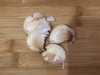 3、南瓜蒸排骨,蒜拍扁