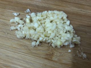 4、南瓜蒸排骨,剁碎