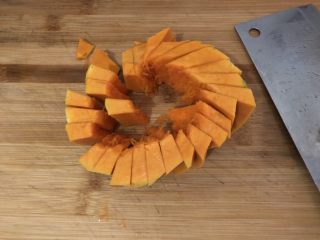 11、南瓜蒸排骨,洗洗切厚片