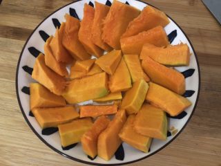 12、南瓜蒸排骨,摆入盘中