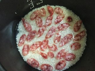 4、超满足便当(4),腊肠切片 铺在米饭上 最开始可以先淘米 泡一会 不着急煮 菜全配好 再按煮饭键