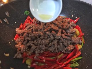 26、超满足便当(4),淋上泡椒汁 翻炒均匀 给牛肉炒入泡椒味