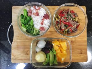 33、超满足便当(4),这是给蘑菇的便当 水果有橙子 荔枝 珍珠桃 樱桃 牛油果