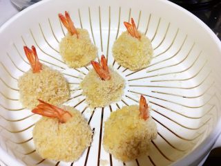 14、低脂减肥-蒸出来滴龙利鱼凤尾虾球,哈哈我馋了，偷吃了一个，尝一尝熟没熟