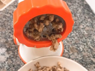 2、自制香菇酱,香菇搅碎