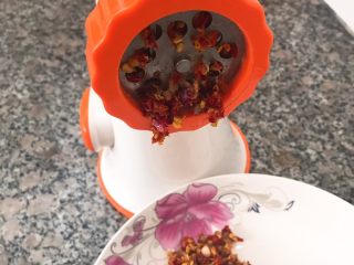 3、自制香菇酱,干辣椒搅碎
