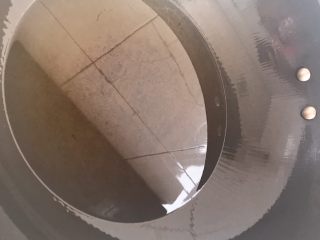 5、自制香菇酱,锅里倒油