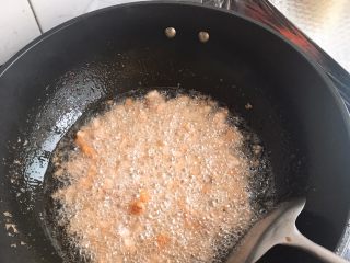 7、自制香菇酱,翻炒均匀 