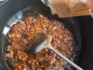 11、自制香菇酱,翻炒均匀后加入十三香