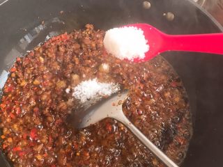 13、自制香菇酱,翻炒均匀加入适量白糖提鲜