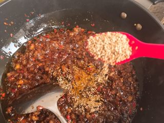 14、自制香菇酱,加入白芝麻