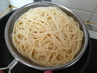 7、牛油果意面,意面煮至没有硬芯 捞出沥干水分（煮意面时可以加一点橄榄油 可以防止黏在一起）。