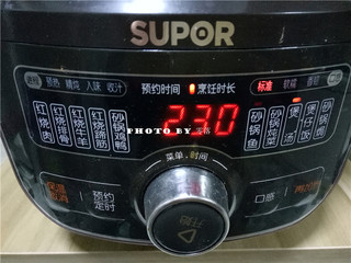 4、骨汤火锅,加盖,接通电源,启动“煲汤”;