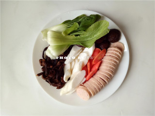 5、骨汤火锅,煲汤时,备好食材:香菇、茶树菇提前泡发,洗净;自制火腿肠切厚片,山药、胡萝卜去皮洗净,切片;青菜洗净;