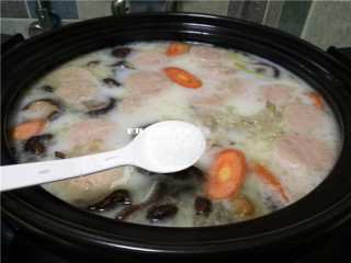 8、骨汤火锅,调入适量盐,搅拌均匀;