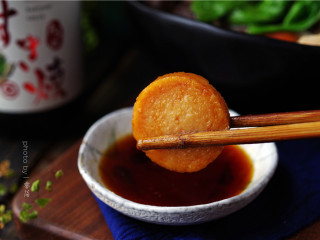 12、骨汤火锅,食用时,蘸着调味汁食用即可。