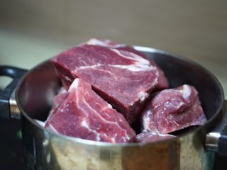 1、卤牛肉,新鲜牛肉切大块