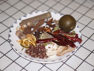 3、卤牛肉,处理牛肉同事可以准备卤水调料。我把常见的中式香料都加了一点。不全的话，仅仅有八角，桂皮，辣椒，花椒，辣椒，香叶也是可以的。。我另外加了草果，肉蔻，白蔻，丁香，山奈，良姜，罗汉果等等。用量如图。。