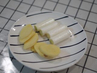 4、卤牛肉,卤水调料还有几段葱白，几片姜。