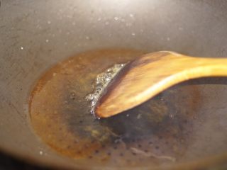 7、卤牛肉,锅内放些许油，放入冰糖，炒制到金黄色。