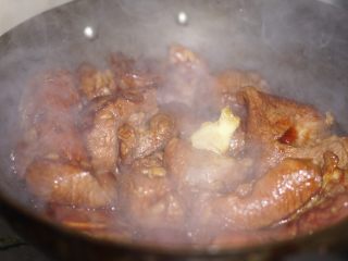8、卤牛肉,放入牛肉翻炒上色，同时放入姜片。