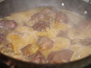 9、卤牛肉,加入一罐啤酒，煮10分钟左右。第一次学做卤牛肉看别人都是用白酒，我没有白酒，想到那些啤酒鸭啤酒鱼火锅也很好吃，就用了啤酒煮。果然很不错。