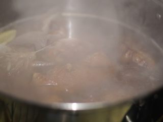 10、卤牛肉,夹出牛肉，扔入卤水锅，小火40分钟。最后十分钟的时候加一些盐进去，我用的是海盐，很美味。