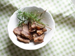 12、卤牛肉,切成片，切成条，随意享用。