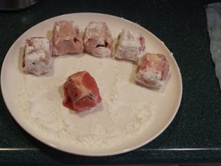 5、猪肉油豆腐烧,猪肉卷每面沾上一层薄薄的太白粉。