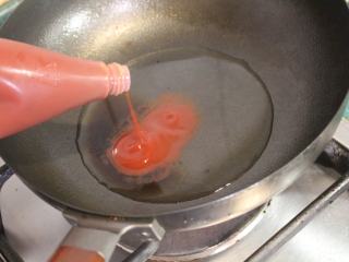 8、猪肉油豆腐烧,同一锅将酱汁材料黑醋、西红柿酱、砂糖、酱油、酒、水放入。