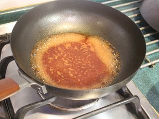 9、猪肉油豆腐烧,酱汁煮滚后,转小火。