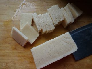 1、干锅千页豆腐,千页豆腐洗净切片,平底锅少许底油烙至表面微焦盛出备用;