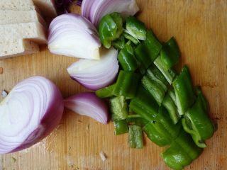 3、干锅千页豆腐,切块;