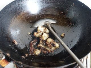 4、干锅千页豆腐,肥瘦相间的肉,少许底油放入,煸出多余的油脂;