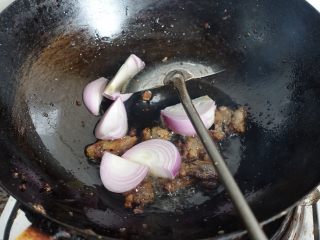 5、干锅千页豆腐,放入洋葱;