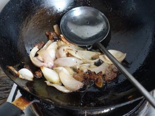 6、干锅千页豆腐,炒散、变色,加入豆瓣酱和豆豉酱,炒出香味;