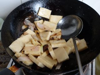 7、干锅千页豆腐,放入千页豆腐;
