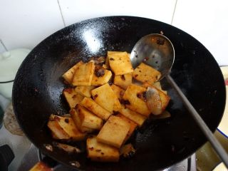 8、干锅千页豆腐,翻炒均匀;