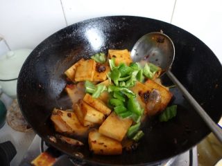 9、干锅千页豆腐,放入生抽和青椒,点少许的糖;