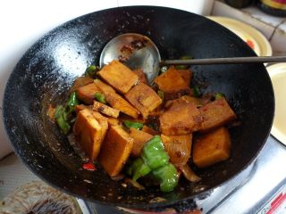 11、干锅千页豆腐,大火烧开后小火煨一会水分基本收干入味,即可。