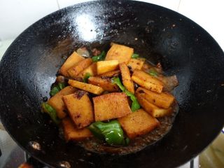 10、干锅千页豆腐,加半小碗清水;